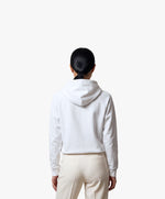 Vue de dos d’une femme portant un hoodie blanc Salut Fred avec motif Rue de la Paix de la collection Rues de France
