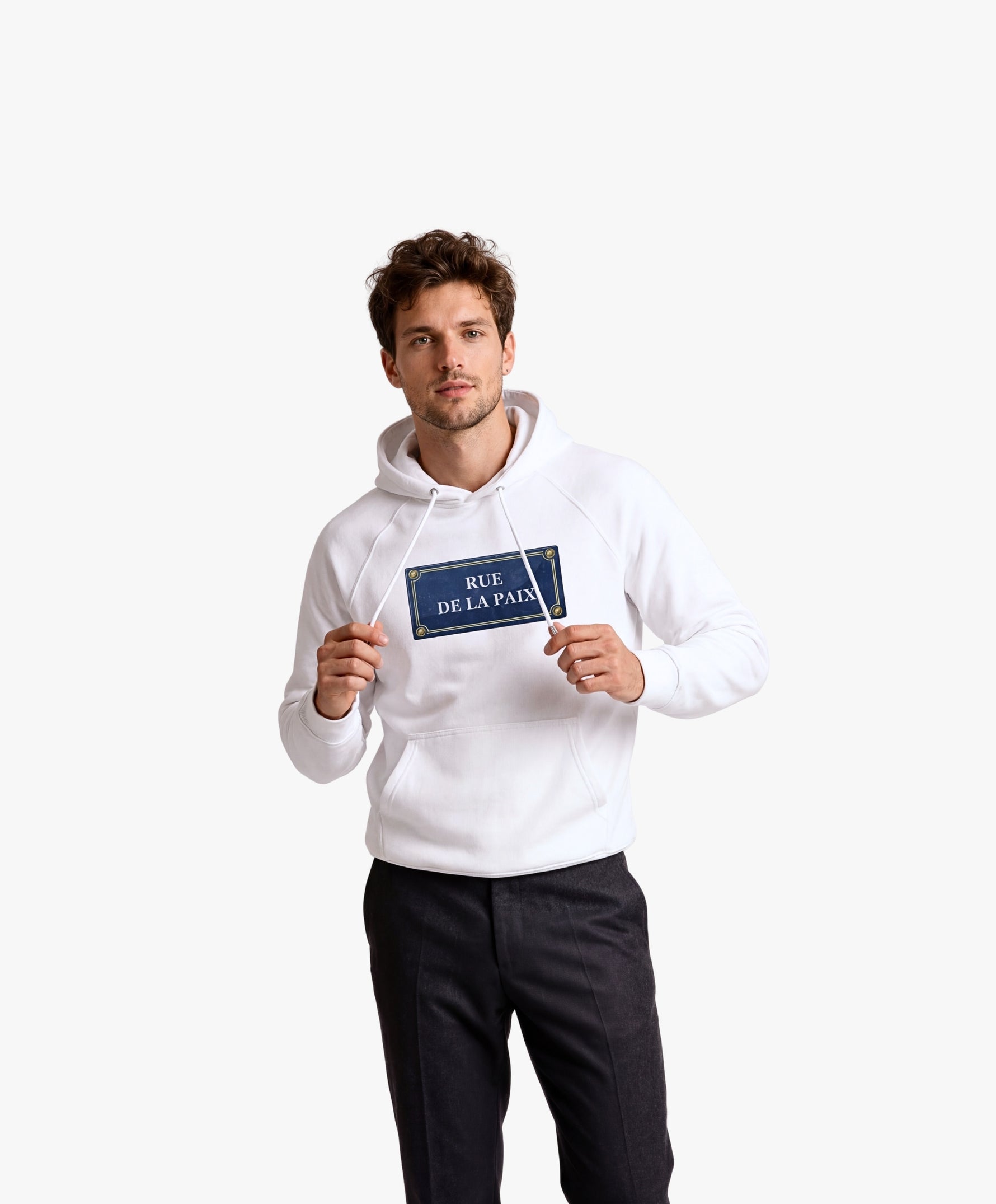 Vue de face d’un homme portant un hoodie blanc Salut Fred avec motif Rue de la Paix de la collection Rues de France