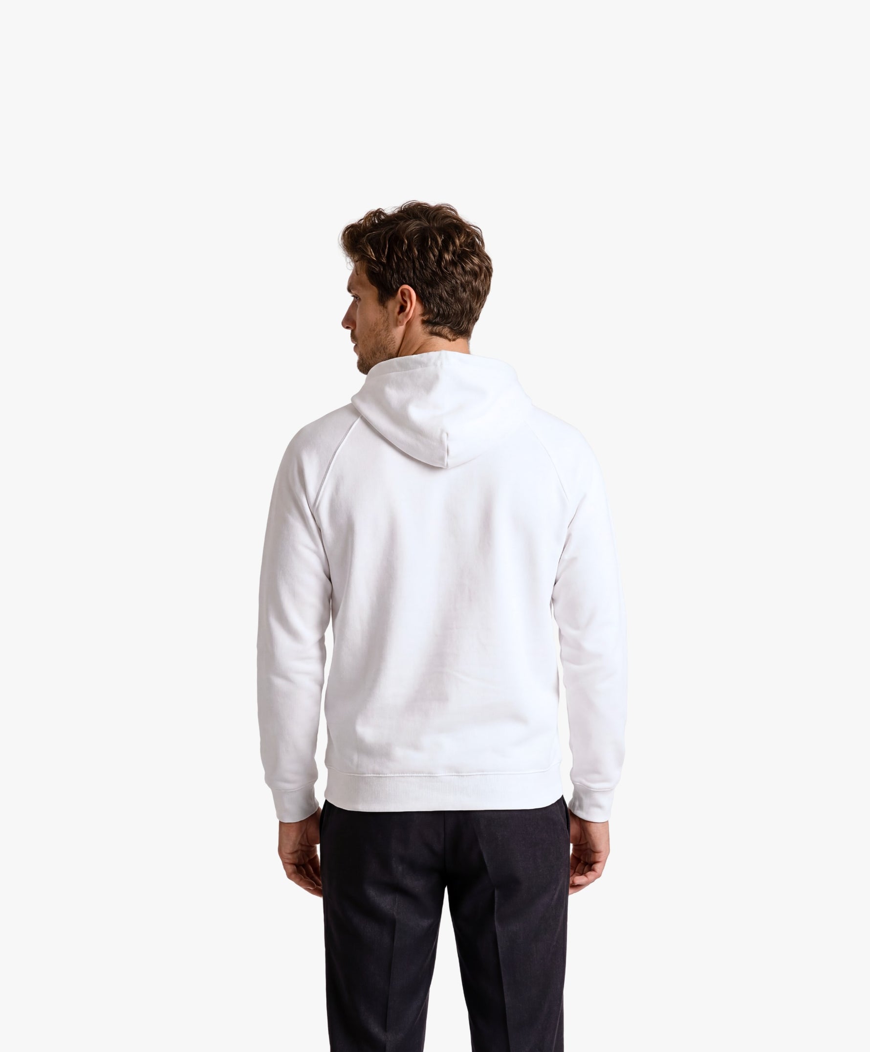 Vue de dos d’un homme portant un hoodie blanc Salut Fred avec motif Rue de la Paix de la collection Rues de France