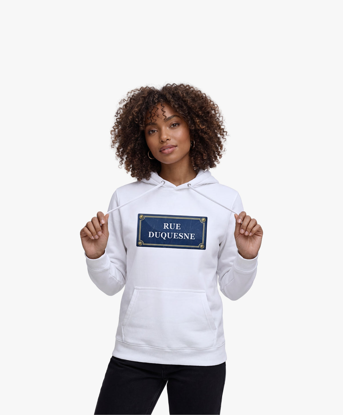 Vue de face d’une femme portant un hoodie blanc Salut Fred avec motif Rue Duquesne de la collection Rues de France