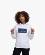 Vue de face d’une femme portant un hoodie blanc Salut Fred avec motif Rue Duquesne de la collection Rues de France