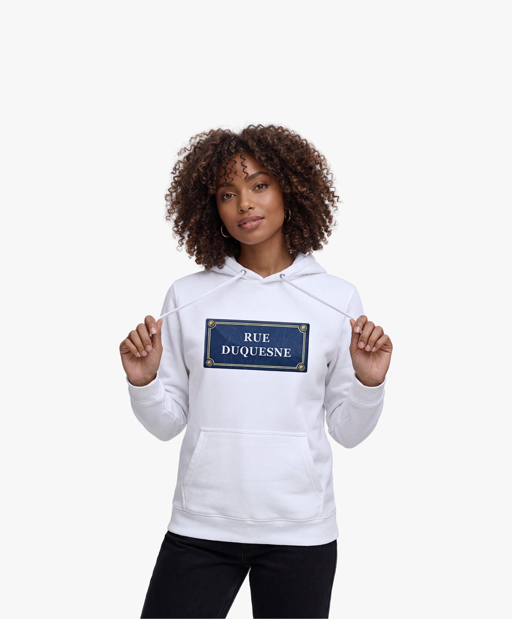 Vue de face d’une femme portant un hoodie blanc Salut Fred avec motif Rue Duquesne de la collection Rues de France