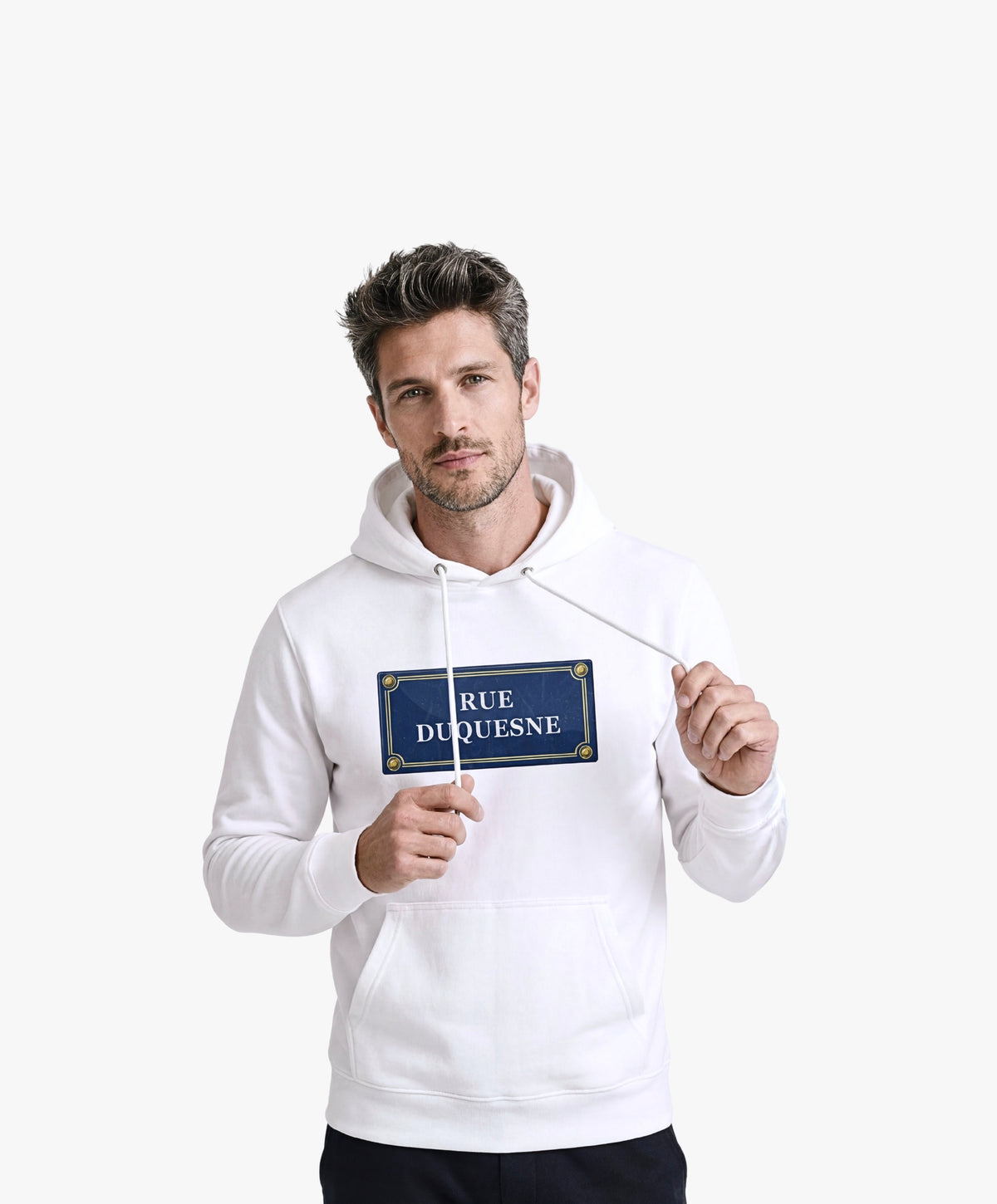 Vue de face d’un homme portant un hoodie blanc Salut Fred avec motif Rue Duquesne de la collection Rues de France