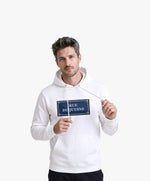 Vue de face d’un homme portant un hoodie blanc Salut Fred avec motif Rue Duquesne de la collection Rues de France