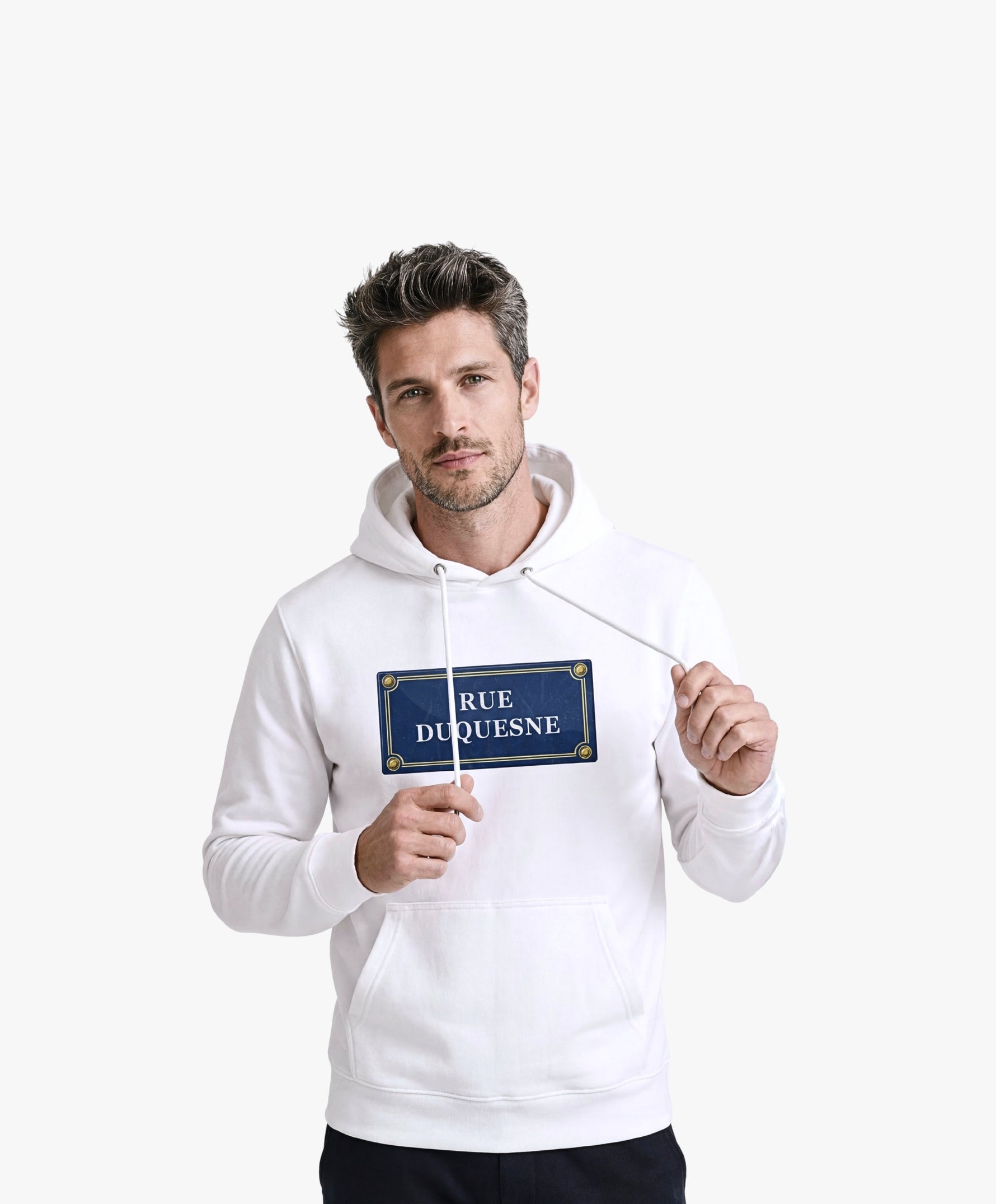 Vue de face d’un homme portant un hoodie blanc Salut Fred avec motif Rue Duquesne de la collection Rues de France