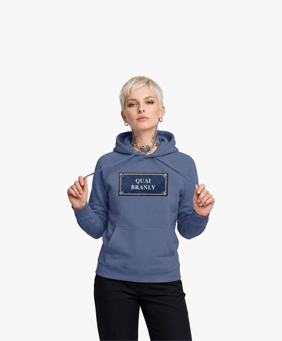 Vue de face d’une femme portant un hoodie bleu ardoise Salut Fred avec motif Quai Branly de la collection Rues de France