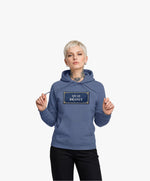 Vue de face d’une femme portant un hoodie bleu ardoise Salut Fred avec motif Quai Branly de la collection Rues de France