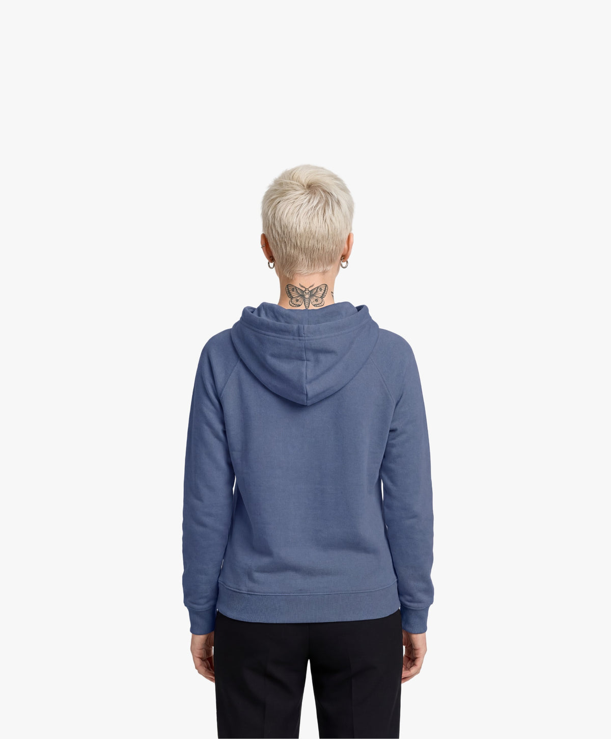 Vue de dos d’une femme portant un hoodie bleu ardoise Salut Fred avec motif Quai Branly de la collection Rues de France