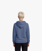 Vue de dos d’une femme portant un hoodie bleu ardoise Salut Fred avec motif Quai Branly de la collection Rues de France