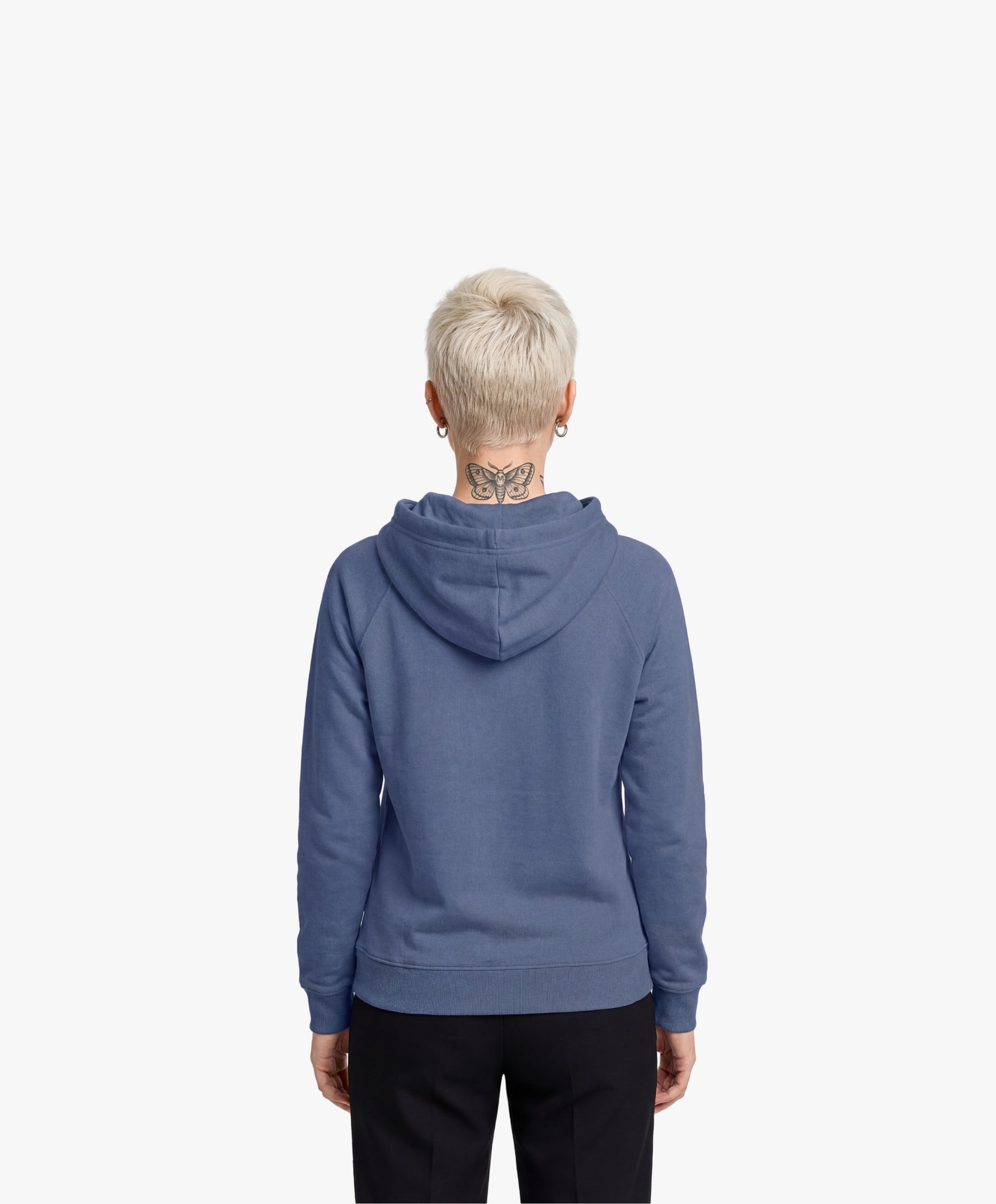 Vue de dos d’une femme portant un hoodie bleu ardoise Salut Fred avec motif Quai Branly de la collection Rues de France
