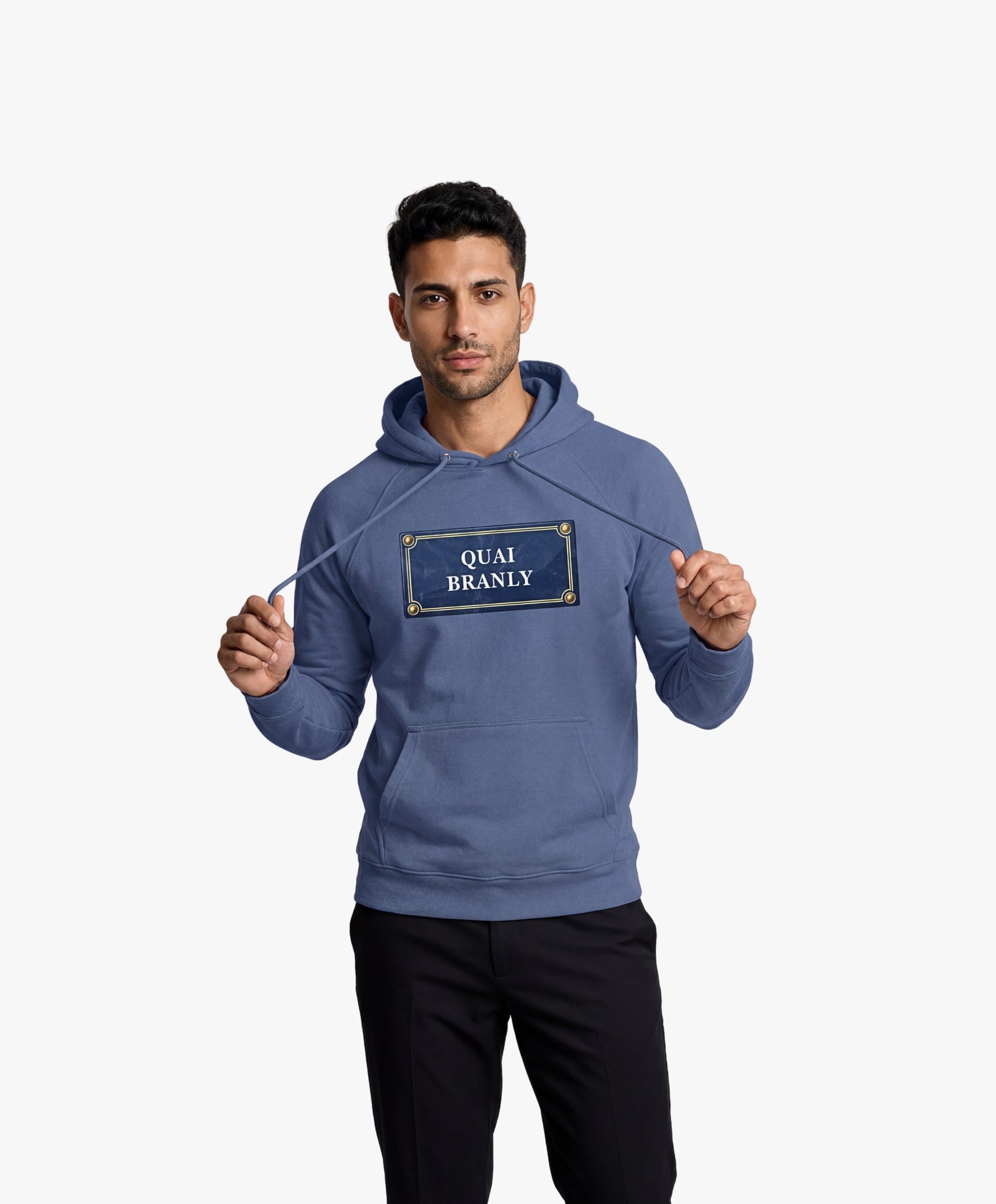 Vue de face d’un homme portant un hoodie bleu ardoise Salut Fred avec motif Quai Branly de la collection Rues de France