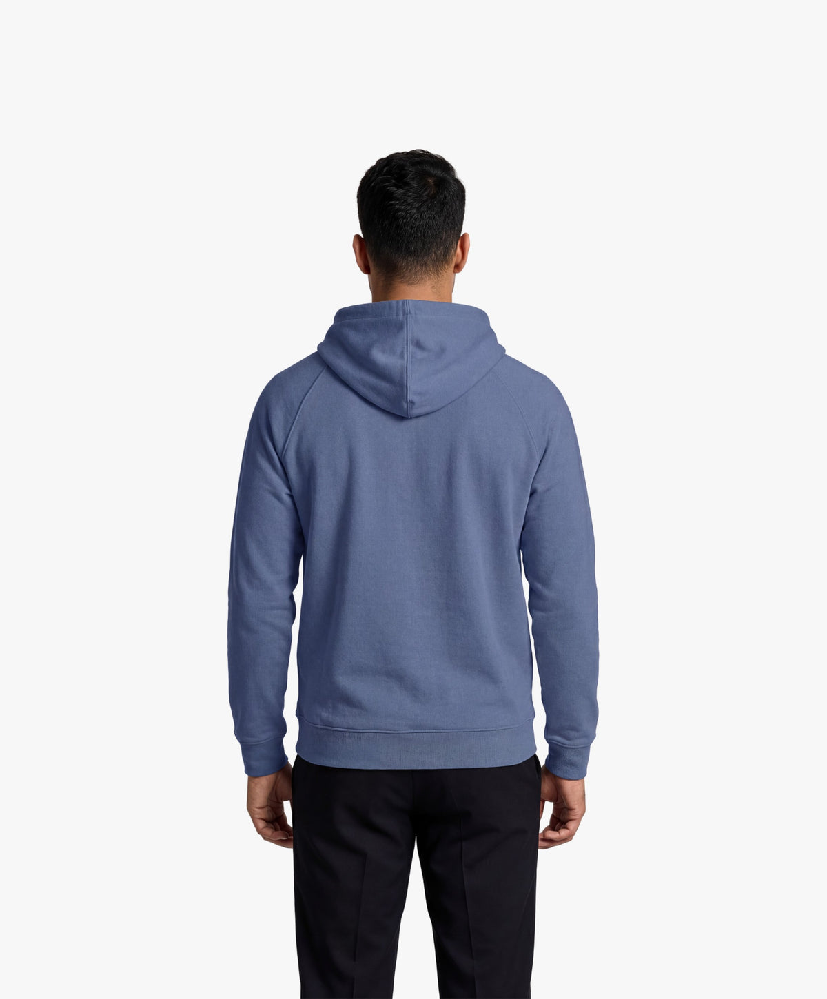 Vue de dos d’un homme portant un hoodie bleu ardoise Salut Fred avec motif Quai Branly de la collection Rues de France
