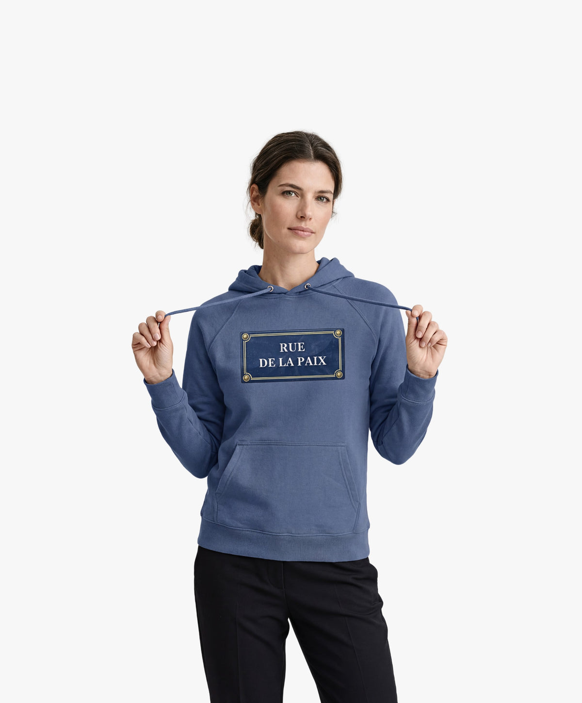 Vue de face d’une femme portant un hoodie bleu ardoise Salut Fred avec motif Rue de la Paix de la collection Rues de France