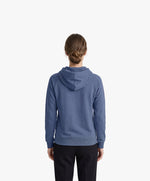 Vue de dos d’une femme portant un hoodie bleu ardoise Salut Fred avec motif Rue de la Paix de la collection Rues de France