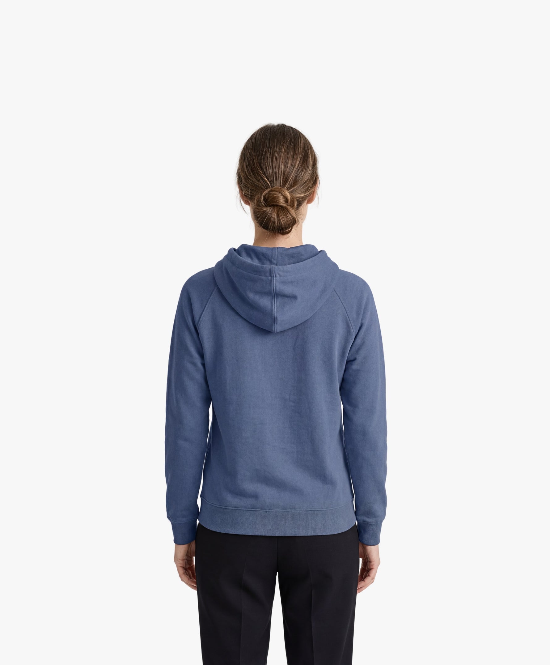 Vue de dos d’une femme portant un hoodie bleu ardoise Salut Fred avec motif Rue de la Paix de la collection Rues de France