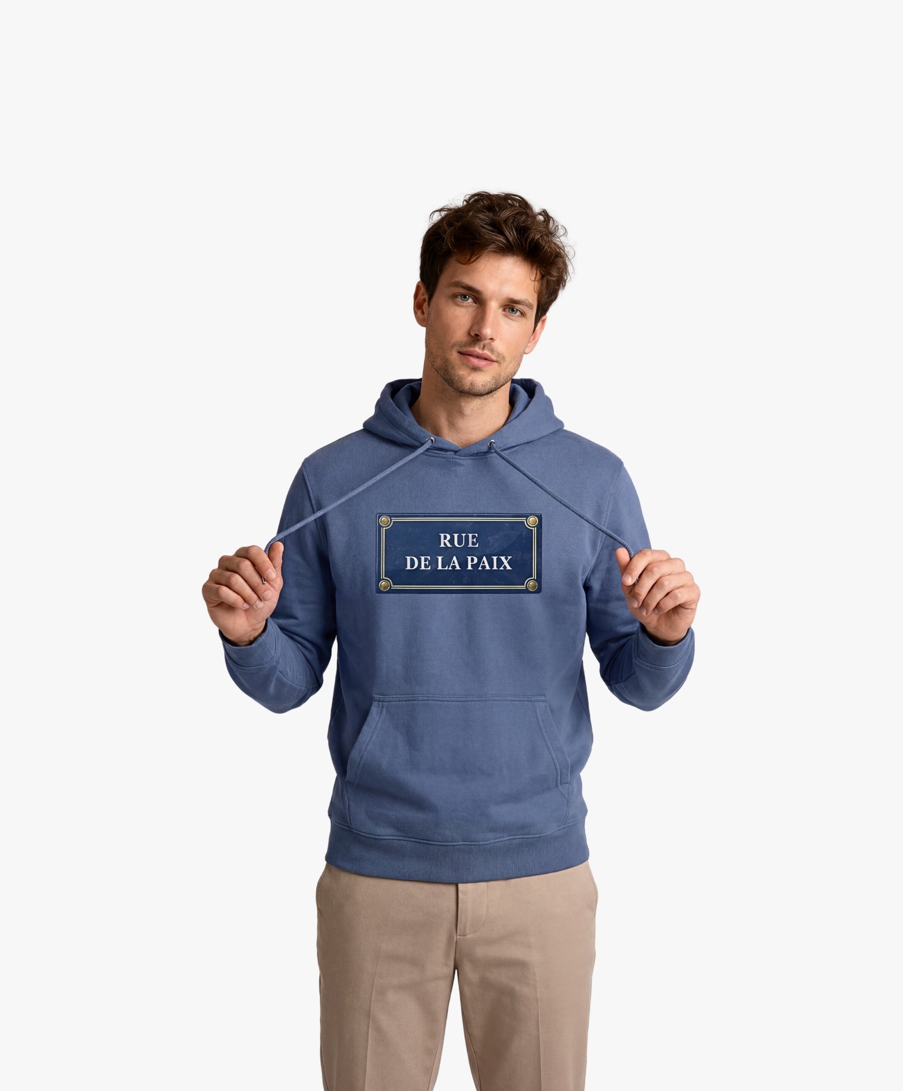 Vue de face d’un homme portant un hoodie bleu ardoise Salut Fred avec motif Rue de la Paix de la collection Rues de France