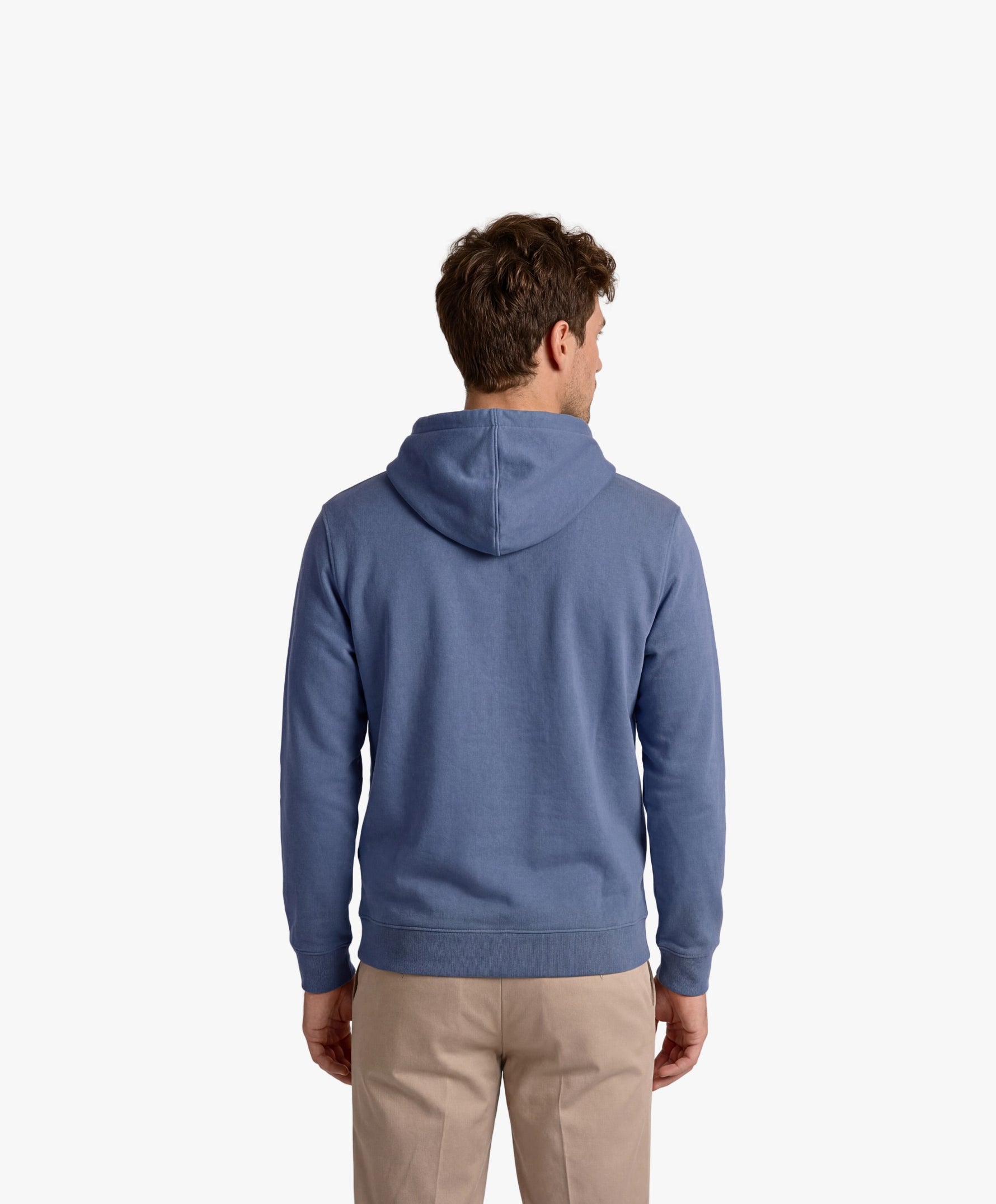 Vue de dos d’un homme portant un hoodie bleu ardoise Salut Fred avec motif Rue de la Paix de la collection Rues de France