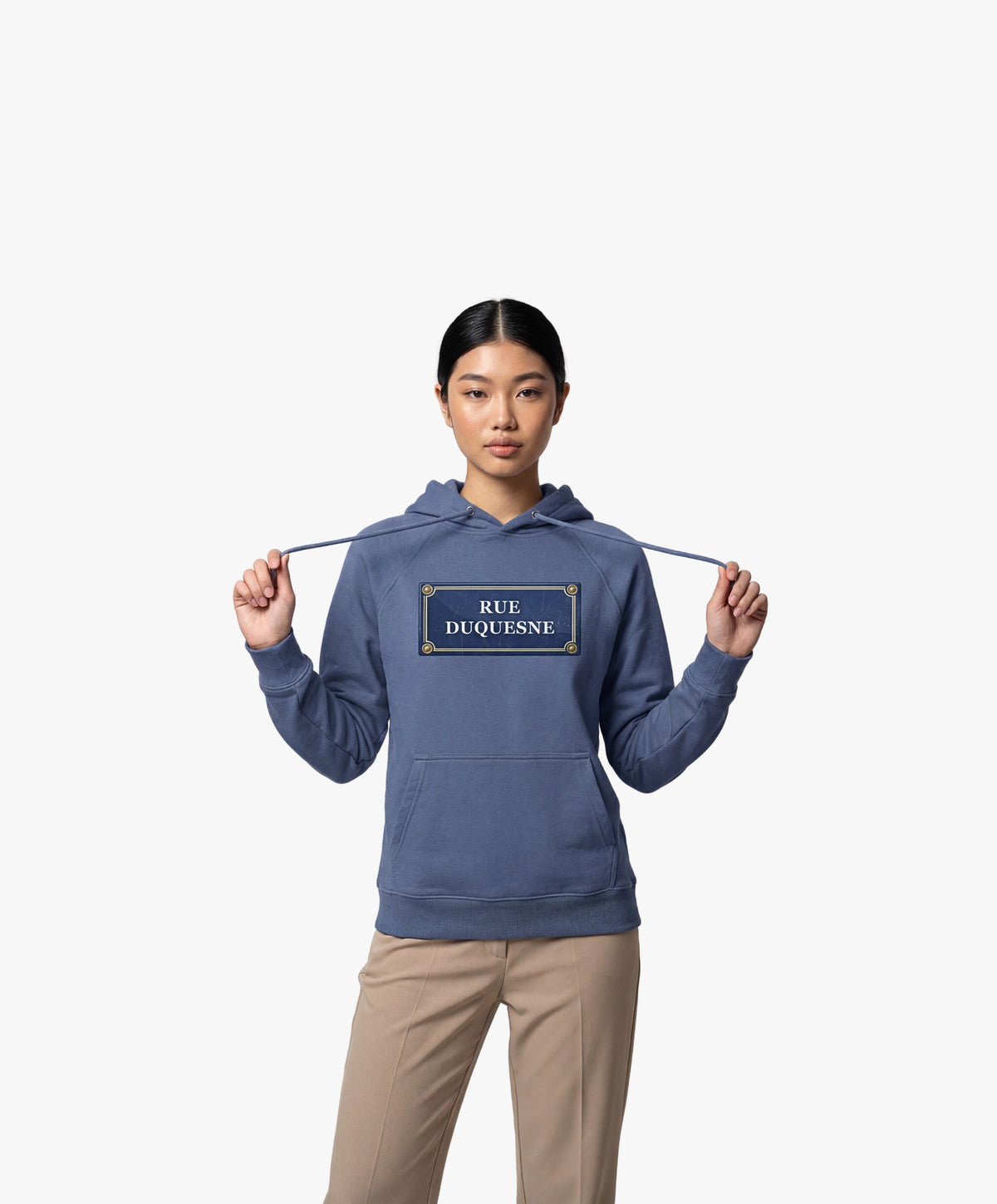Vue de face d’une femme portant un hoodie bleu ardoise Salut Fred avec motif Rue Duquesne de la collection Rues de France