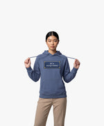 Vue de face d’une femme portant un hoodie bleu ardoise Salut Fred avec motif Rue Duquesne de la collection Rues de France