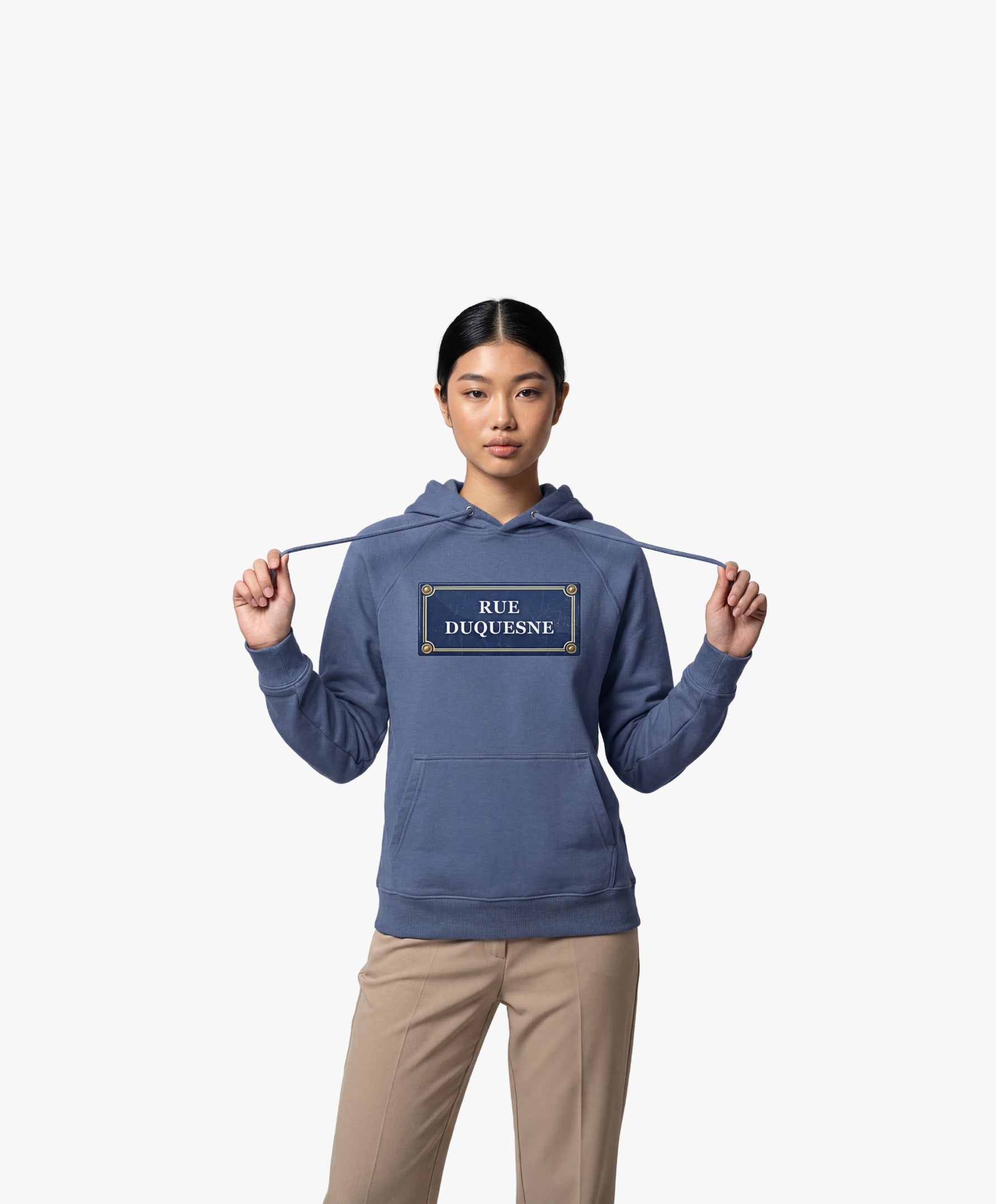 Vue de face d’une femme portant un hoodie bleu ardoise Salut Fred avec motif Rue Duquesne de la collection Rues de France