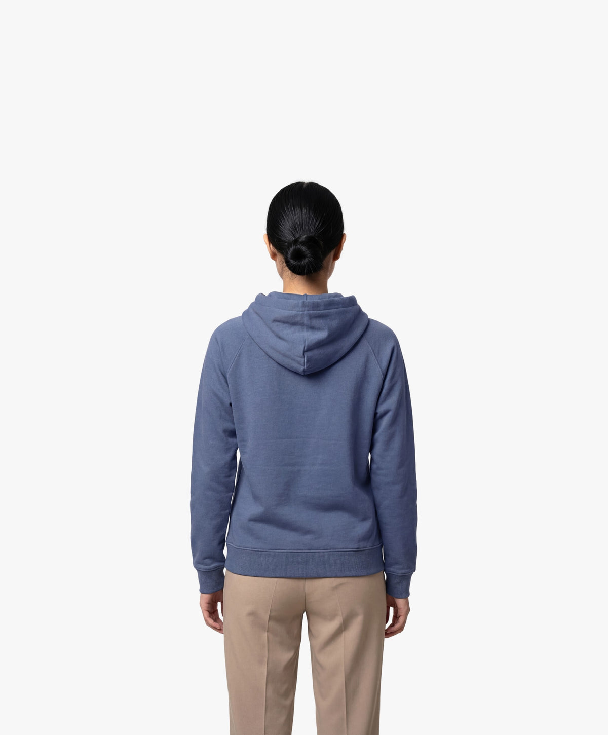 Vue de dos d’une femme portant un hoodie bleu ardoise Salut Fred avec motif Rue Duquesne de la collection Rues de France