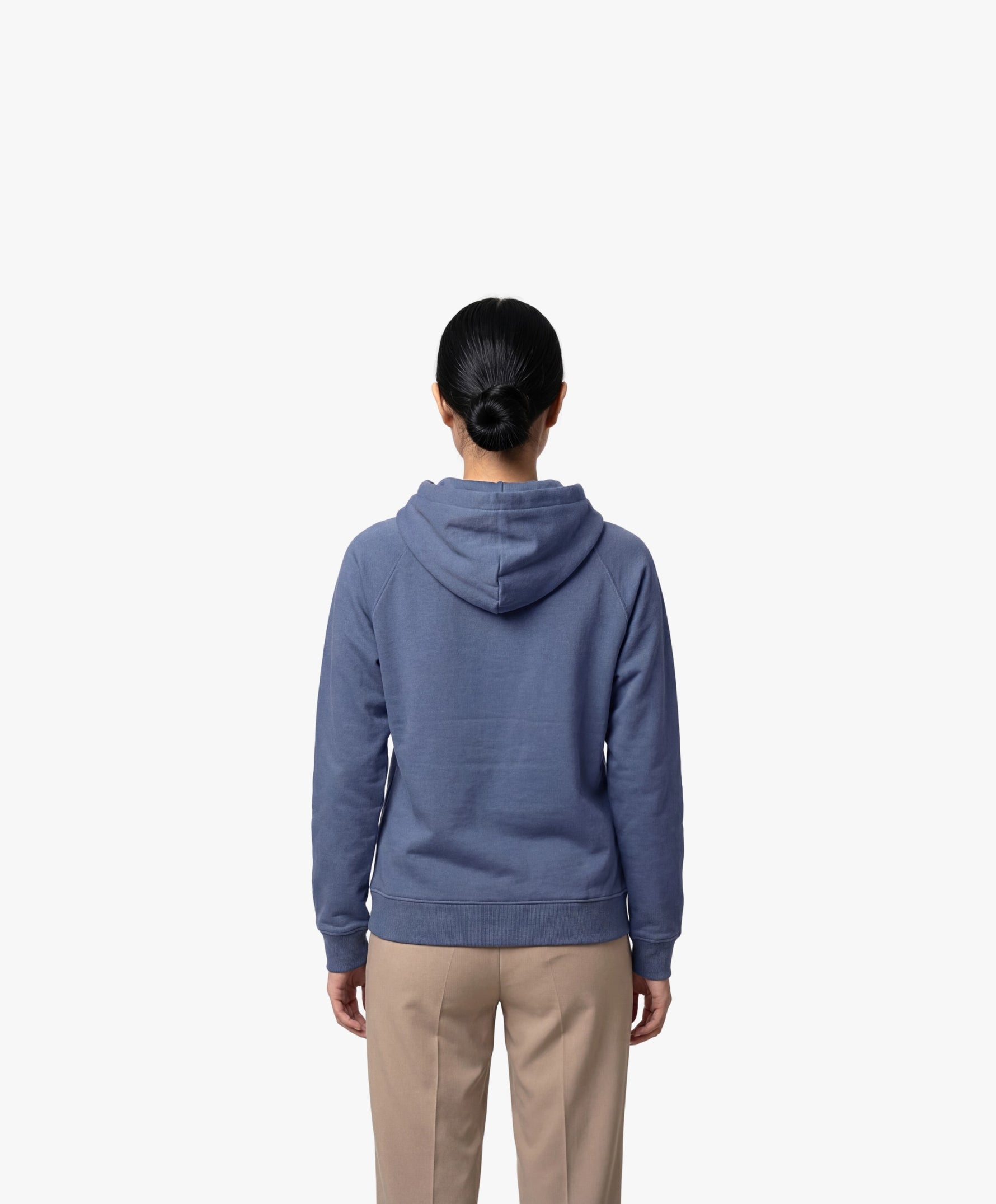 Vue de dos d’une femme portant un hoodie bleu ardoise Salut Fred avec motif Rue Duquesne de la collection Rues de France