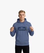 Vue de face d’un homme portant un hoodie bleu ardoise Salut Fred avec motif Rue Duquesne de la collection Rues de France