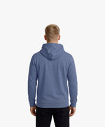 Vue de dos d’un homme portant un hoodie bleu ardoise Salut Fred avec motif Rue Duquesne de la collection Rues de France