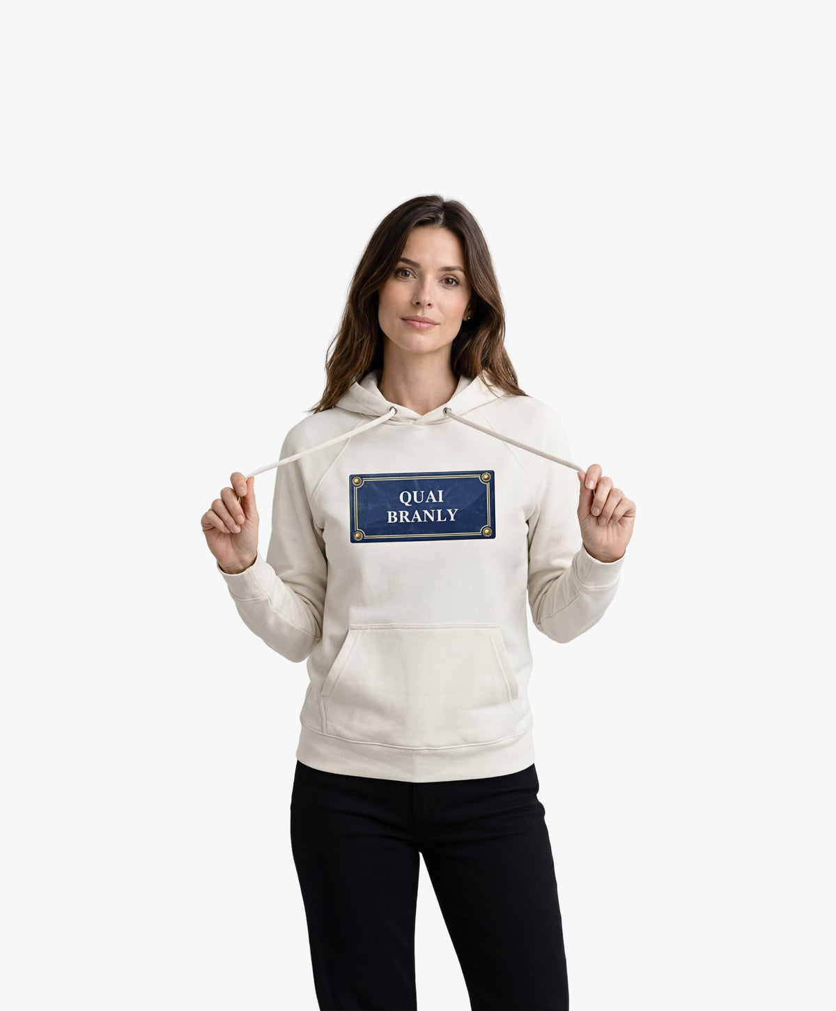 Vue de face d’une femme portant un hoodie écru Salut Fred avec motif Quai Branly de la collection Rues de France