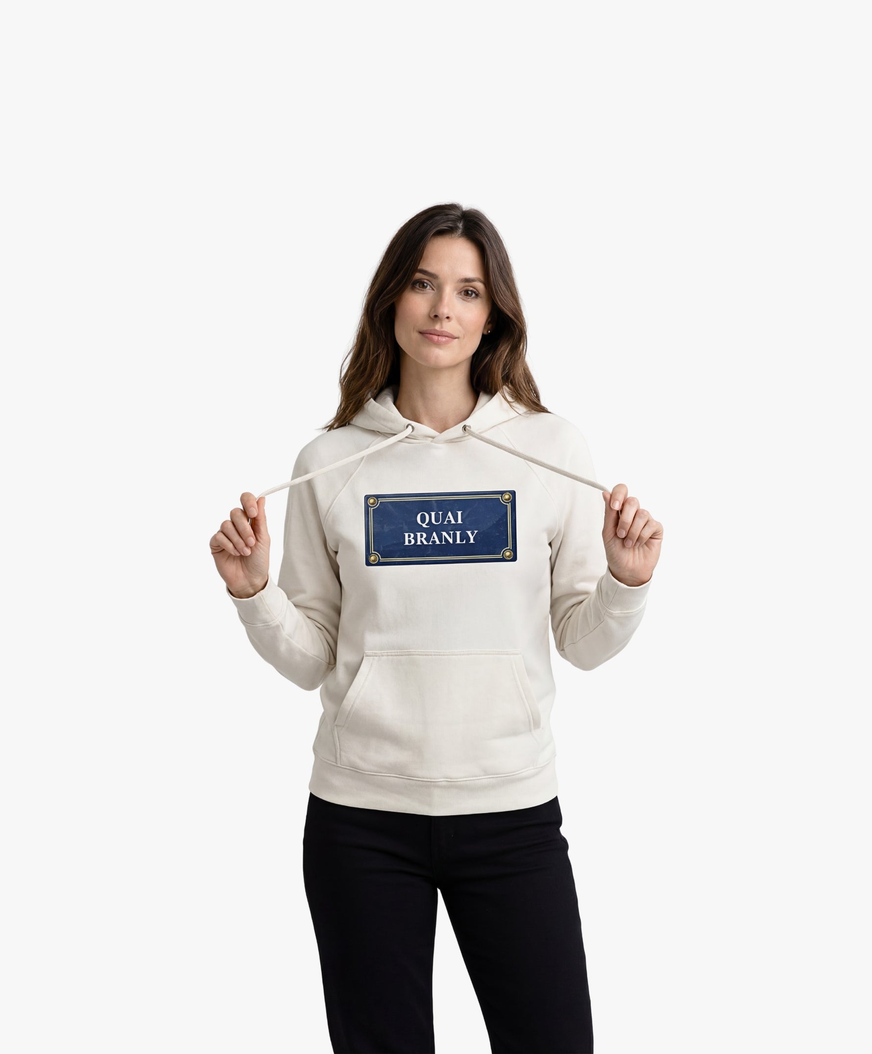 Vue de face d’une femme portant un hoodie écru Salut Fred avec motif Quai Branly de la collection Rues de France