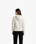 Vue de dos d’une femme portant un hoodie écru Salut Fred avec motif Quai Branly de la collection Rues de France