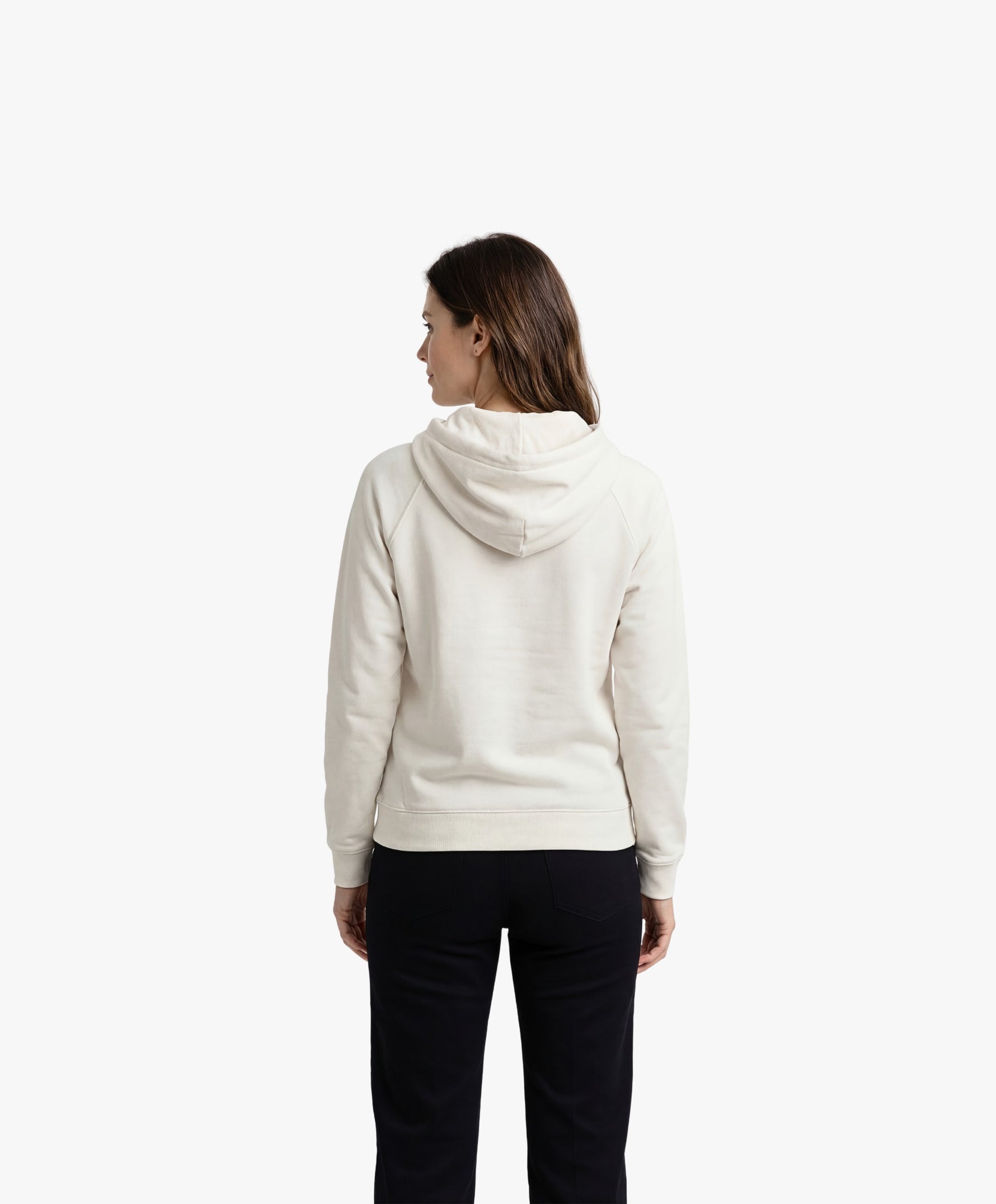Vue de dos d’une femme portant un hoodie écru Salut Fred avec motif Quai Branly de la collection Rues de France