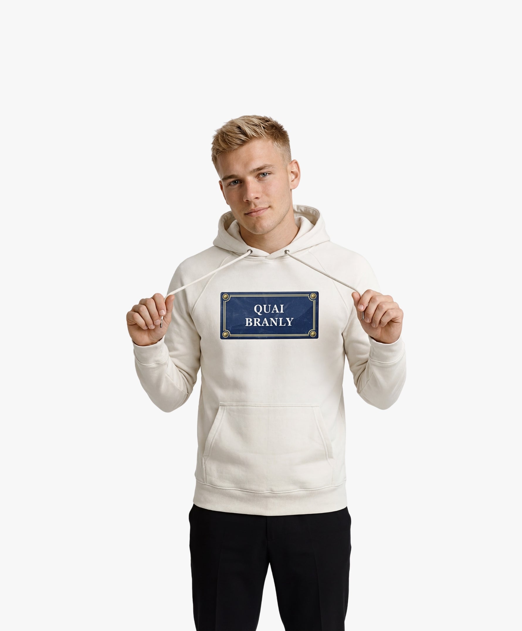 Vue de face d’un homme portant un hoodie écru Salut Fred avec motif Quai Branly de la collection Rues de France