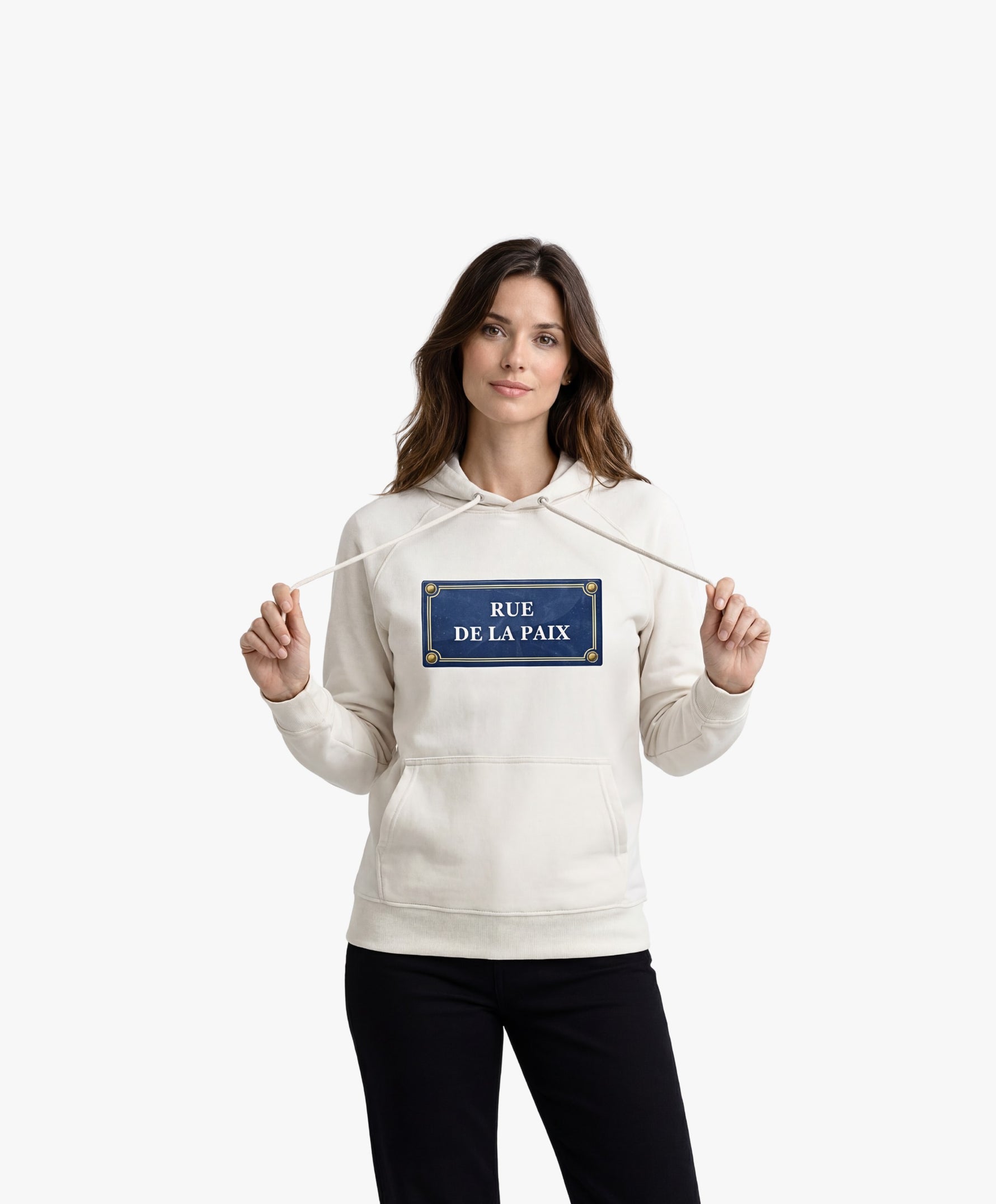 Vue de face d’une femme portant un hoodie écru Salut Fred avec motif Rue de la Paix de la collection Rues de France