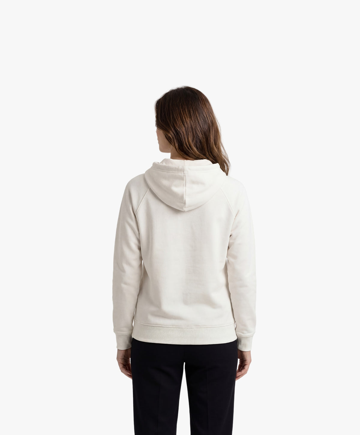 Vue de dos d’une femme portant un hoodie écru Salut Fred avec motif Rue de la Paix de la collection Rues de France