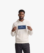 Vue de face d’un homme portant un hoodie écru Salut Fred avec motif Rue de la Paix de la collection Rues de France