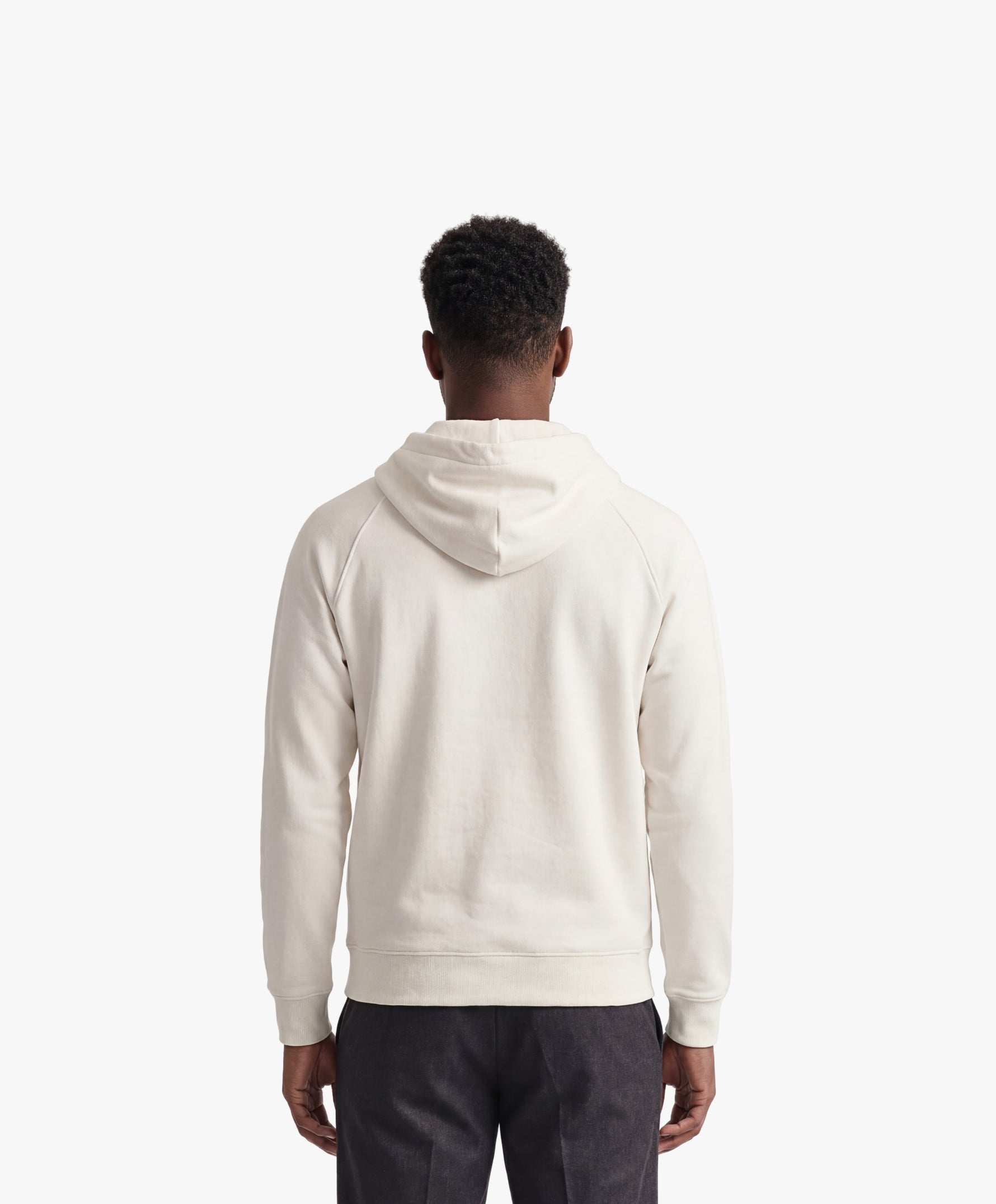 Vue de dos d’un homme portant un hoodie écru Salut Fred avec motif Rue de la Paix de la collection Rues de France
