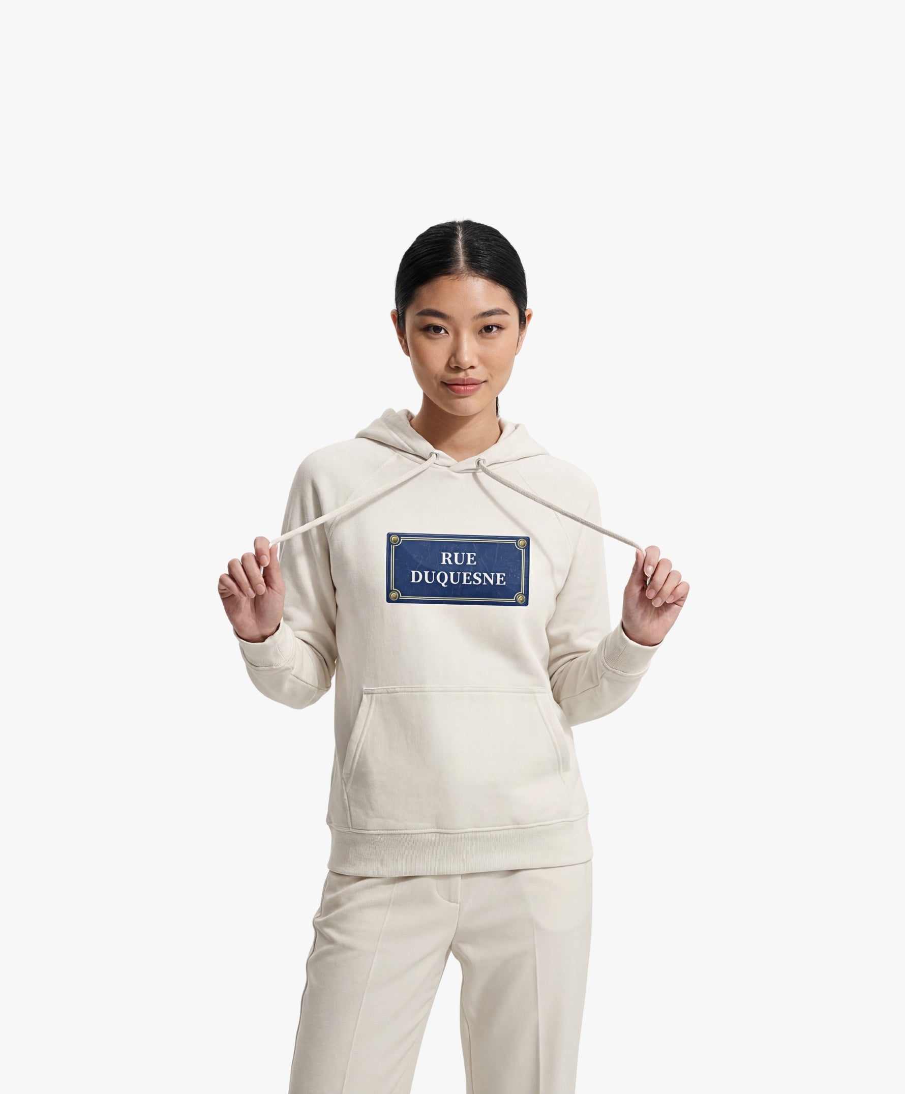Vue de face d’une femme portant un hoodie écru Salut Fred avec motif Rue Duquesne de la collection Rues de France