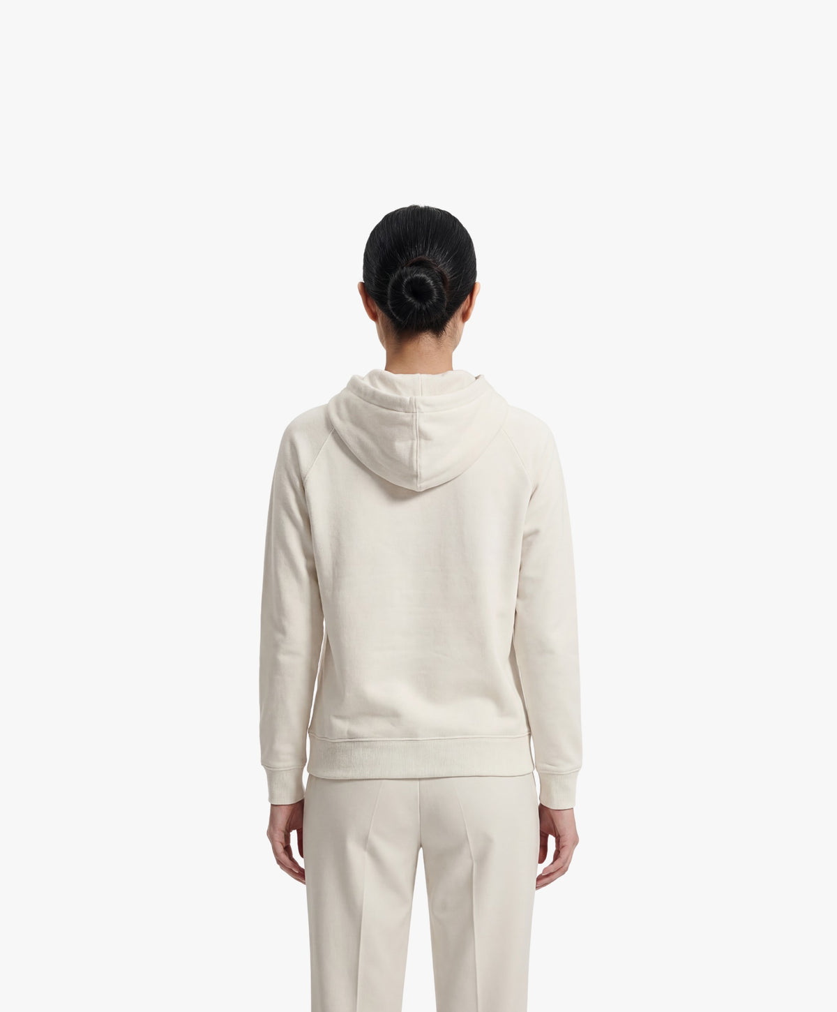 Vue de dos d’une femme portant un hoodie écru Salut Fred avec motif Rue Duquesne de la collection Rues de France