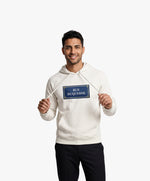 Vue de face d’un homme portant un hoodie écru Salut Fred avec motif Rue Duquesne de la collection Rues de France