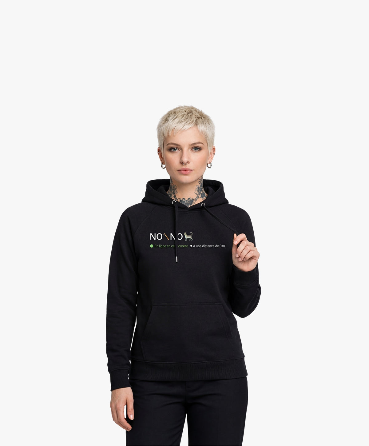 Vue de face d’une femme portant un hoodie noir Salut Fred avec motif « No pic No Chat(te) », où « pic » et « Chat(te) » sont représentés par des emojis