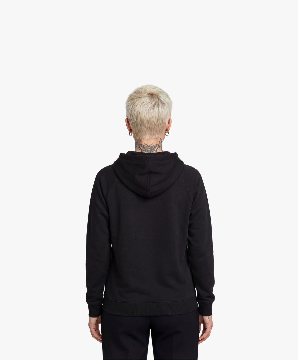 Vue de dos d’une femme portant un hoodie noir Salut Fred