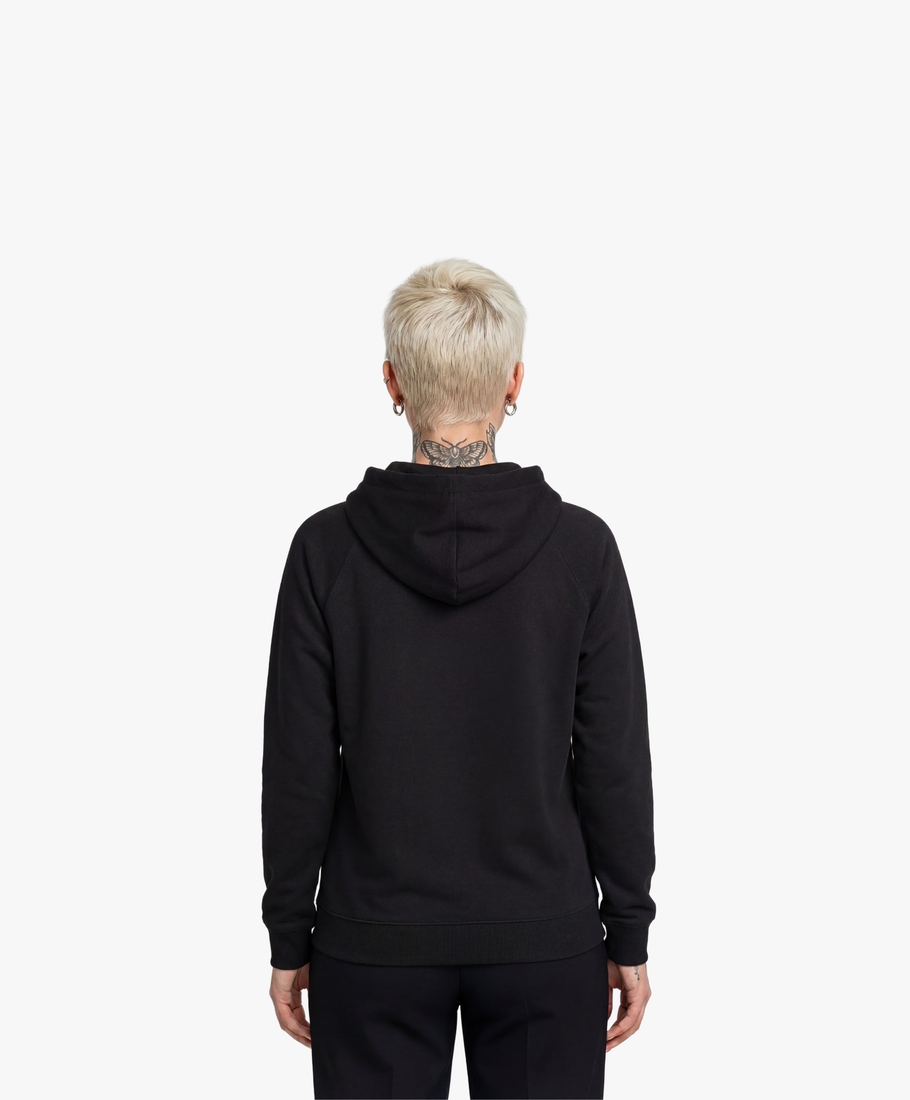 Vue de dos d’une femme portant un hoodie noir Salut Fred
