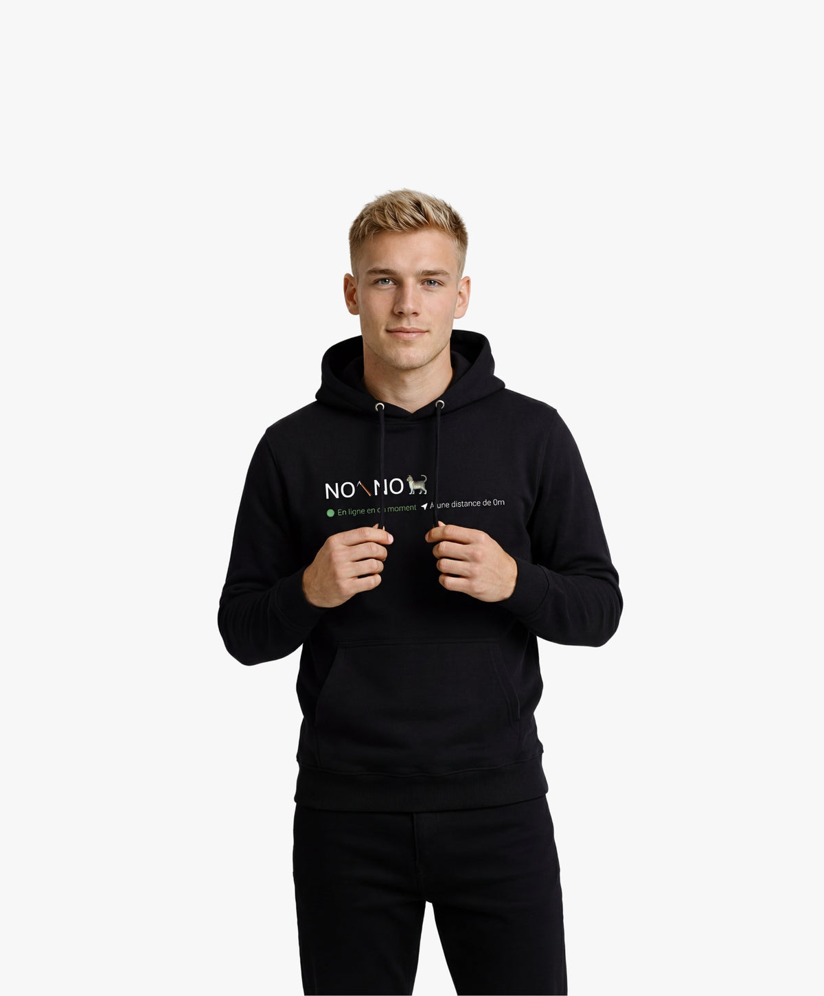 Vue de face d’un homme portant un hoodie noir Salut Fred avec motif « No pic No Chat(te) », où « pic » et « Chat(te) » sont représentés par des emojis