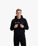 Vue de face d’un homme portant un hoodie noir Salut Fred avec motif « No pic No Chat(te) », où « pic » et « Chat(te) » sont représentés par des emojis