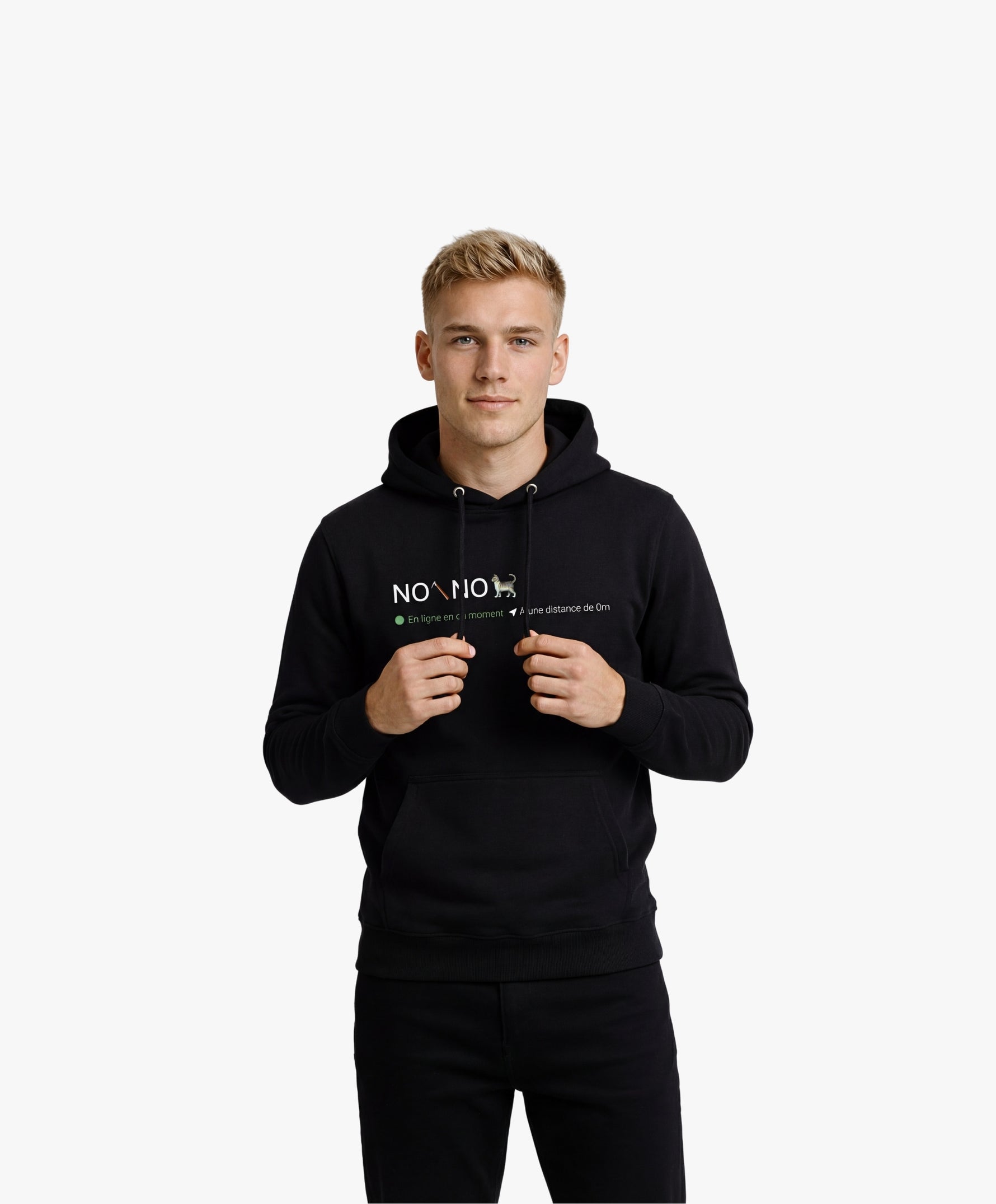 Vue de face d’un homme portant un hoodie noir Salut Fred avec motif « No pic No Chat(te) », où « pic » et « Chat(te) » sont représentés par des emojis