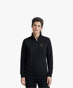 Vue de face d’une femme portant un sweatshirt à col zippé 1/4 noir Salut Fred de la collection Pride avec monogramme SF arc-en-ciel brodé sur la poitrine