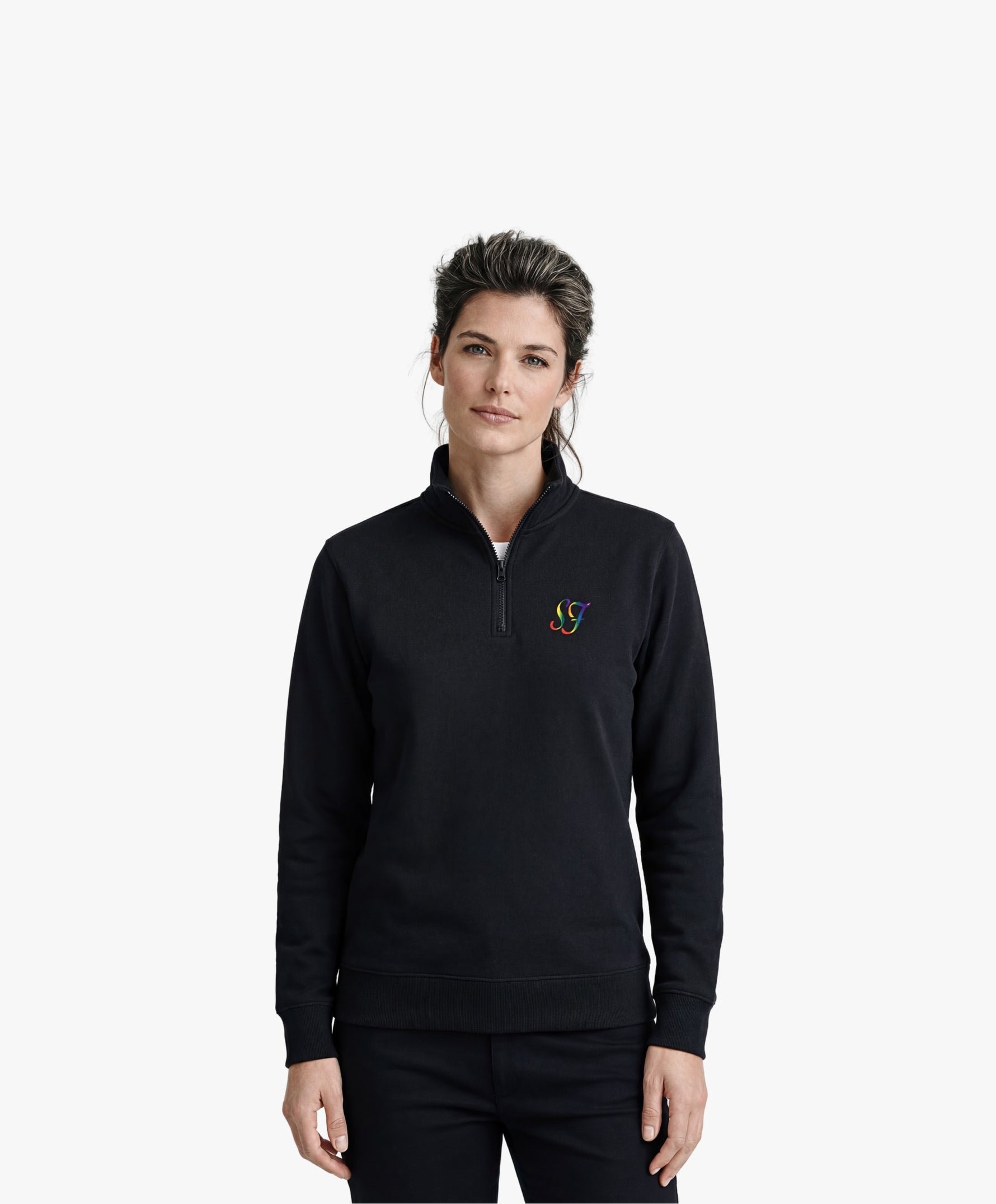 Vue de face d’une femme portant un sweatshirt à col zippé 1/4 noir Salut Fred de la collection Pride avec monogramme SF arc-en-ciel brodé sur la poitrine
