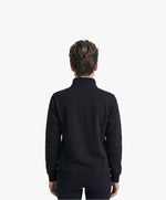 Vue de dos d’une femme portant un sweatshirt à col zippé 1/4 noir Salut Fred de la collection Pride