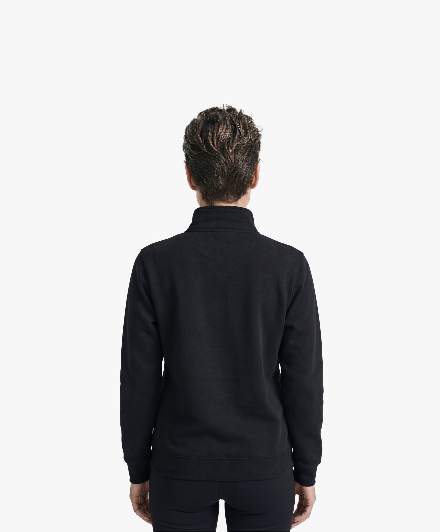 Vue de dos d’une femme portant un sweatshirt à col zippé 1/4 noir Salut Fred de la collection Pride